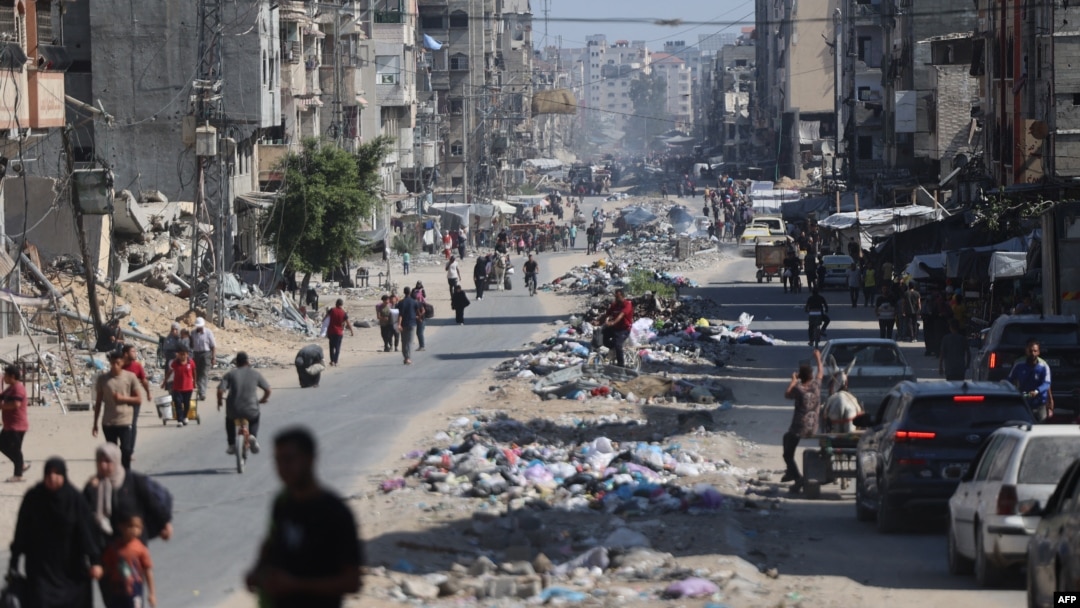 Palestinci nose svoje stvari dok bježe iz područja sjeverno od grada Gaze u sjevernom pojasu Gaze 12. oktobra 2024. godine.