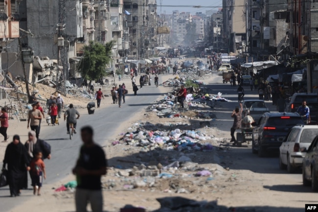 Warga Palestina membawa barang-barang pribadi saat menyelamatkan diri ke utara Kota Gaza di bagian utara Jalur Gaza, untuk menghindari serangan udara dan darat Israel, Sabtu, 12 Oktober 2024. (Foto: Omar Al Qatta/AFP)