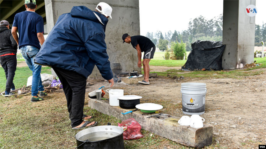 Mientras unos prepararon los alimentos, otros prendieron la fogata o buscaron agua. [Foto: Diego Huertas]