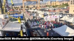 Le navire de sauvetage Aquarius affrété par SOS Méditerranée est arrivé vendredi matin à Palerme (Sicile) avec à son bord 604 migrants, dont 240 mineurs, Sicile, Italie, 13 octobre 2017. (Twitter/@SOSMedItalia) 