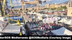 Le navire de sauvetage Aquarius affrété par SOS Méditerranée est arrivé vendredi matin à Palerme (Sicile) avec à son bord 604 migrants, dont 240 mineurs, Sicile, Italie, 13 octobre 2017. (Twitter/@SOSMedItalia) 