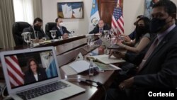 Vista de la reunión virtual entre el presidente de Guatemala, Alejandro Giammattei, y la vicepresidenta de Estados Unidos, Kamala Harris, el 26 de abril de 2021. Foto cortesía del Equipo de Comunicación de la Presidencia de Guatemala.