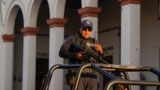 ARCHIVO. Un policía vigila el Ayuntamiento de Maravatío, estado de Michoacán, México, el martes 27 de febrero de 2024. AP