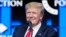 Foto Achiv: Ansyen Prezidan Etazini Donald Trump souri pandan lap pale ak patizan li yo nan eta Arizona.