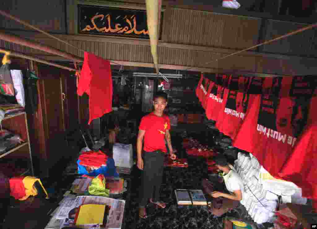 Workers print National League for Democracy party logos on t-shirts in Rangoon, March 29, 2012. (Reuters)