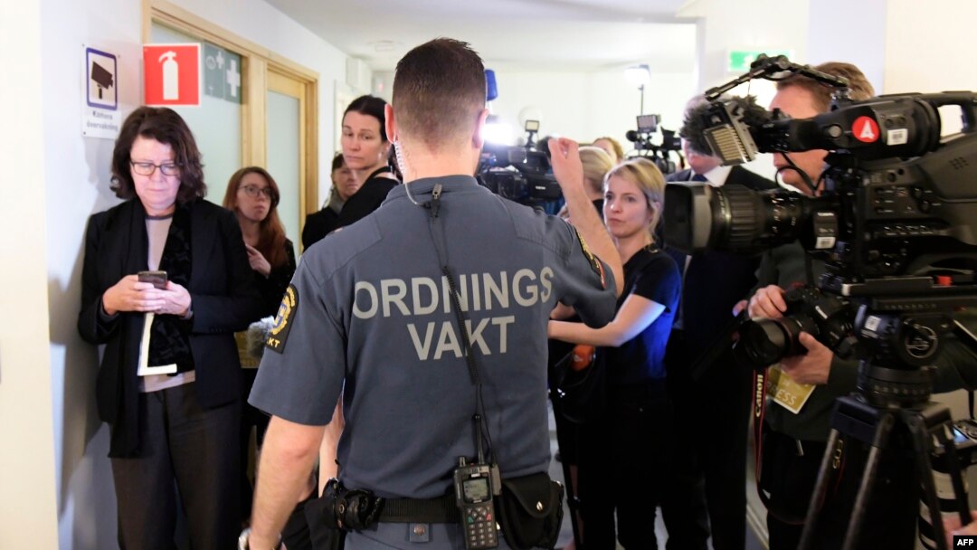 Awak media menunggu di luar pengadilan Stockholm Selasa (13/2), pada sidang dakwaan terhadap Rakhmat Akilov yang melakukan serangan teror dengan truk. 
