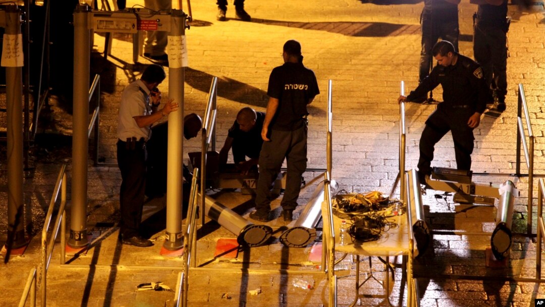 Polisi Israel membongkar detektor atau alat pemindai logam di pintu masuk masjid al-Aqsa di kota tua Yerusalem, Selasa (25/7). 