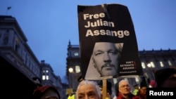 Американските обвинители сакаат да му судат на Асанж (52) за кривични обвиненија во врска со објавувањето на Викиликс на доверливи досиеја на американската војска и дипломатски телеграми
