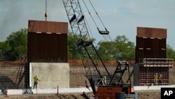 지난해 11월 미국 텍스사스주 미션에서 국경장벽을 건설하고 있다.