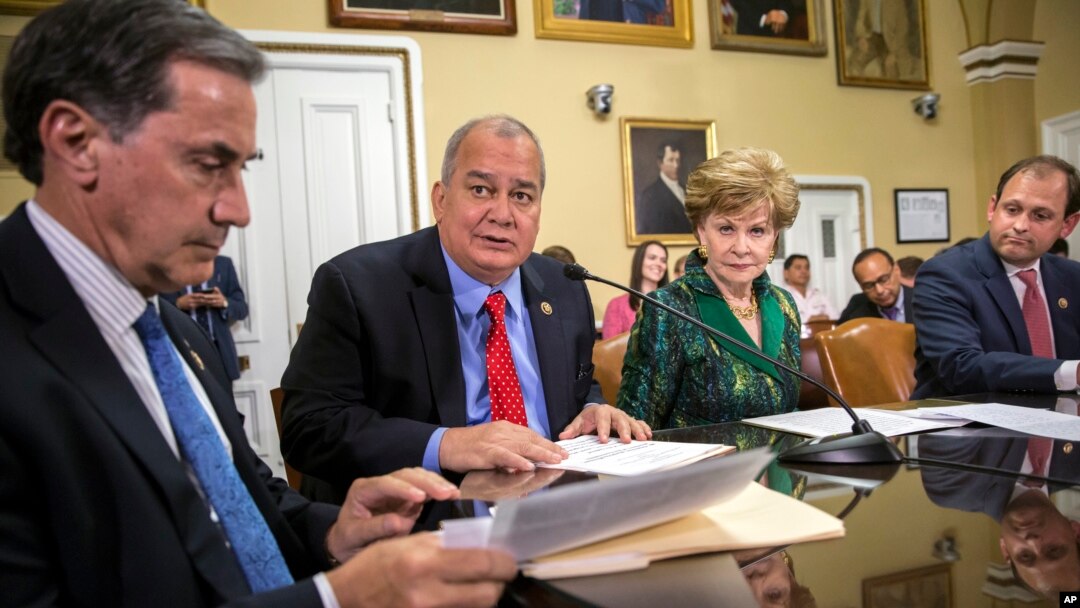 Para anggota Kongres AS membahas restrukturisasi utang bagi pemerintah Puerto Rico di Washington DC (8/6).