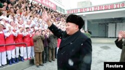 Nhà lãnh đạo Bắc Triều Tiên Kim Jong Un vẫy chào các công nhân trong khi thăm một nhà máy ở Bình Nhưỡng.