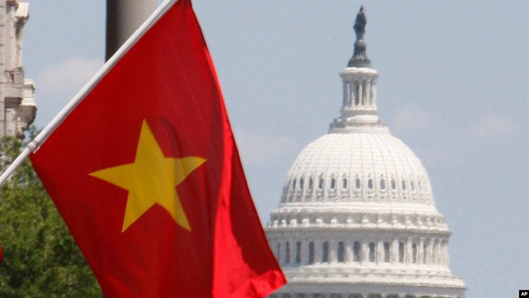 Cờ Việt Nam treo trên đường phố thủ thô Mỹ Washington, DC. Các cuộc điều tra về cáo buộc gian lận thương mại đối với Việt Nam được khởi xướng dưới thời Tổng thống Trump đang tiếp tục được thực hiện dưới chính quyền Biden.