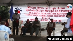 Unas 10 personas estaban presentes al comienzo del acto de campaña presidencial del PLC en Managua, Nicaragua, el 7 de octubre de 2021. Foto Houston Castillo, VOA.