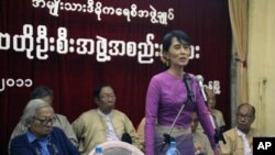 ရန်ကုန်မြို့ NLD ရုံးချုပ်တွင် ပါတီဝင်များကို မိန့်ခွန်းစကားပြောကြားနေသည့် မြန်မာ့ဒီမိုကရေစီခေါင်းဆောင် ဒေါ်အောင်ဆန်းစုကြည်။ (နိုဝင်ဘာလ ၁၈၊ ၂၀၁၁)