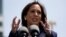 La vicepresidenta Kamala Harris toma la palabra durante un acto en la Academia de la Guarda Costera, en New London, EEUU, el 19 de mayo de 2022.