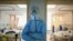 Un agent de la santé au sein de l'hôpital de la Croix-Rouge de Wuhan, l'épicentre de la nouvelle épidémie de coronavirus, dans la province de Hubei, en Chine, le 16 février 2020. (China Daily via REUTERS  )