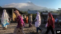 Warga pulang salat Idul Adha di Cangkringan, Yogyakarta, 31 Juli 2020. (Foto: AP)