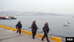 Marinir Korea Utara melakukan patroli di Pulau Yeonpyeong, dekat perbatasan Korea Utara (foto:dok).