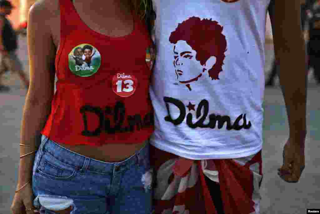 Apoiantes de Dilma Rousseff, do Partido dos Trabalhadores, exibem as suas t-shirts personalizadas com o nome e cara da Presidente reeleita a 26 de Outubro. Rio de Janeiro. 2014