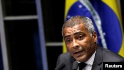 Mantan pemain sepak bola dan senator Romario dalam sesi parlemen membahas pemungutan suara untuk memakzulkan Presiden Dilma Rousseff, di Brasilia, Brazil, 11 Mei 2016.