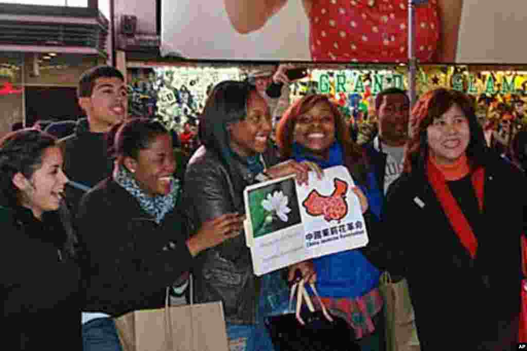 吕京花对数名非洲裔少女解说中国的民主情况