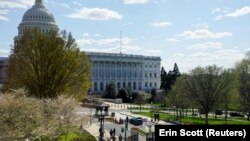 Une voiture bleue est vue après être entrée en collision avec une barricade de la police devant le Capitole lors d'un incident mortel à Washington, aux États-Unis, le 2 avril 2021. 