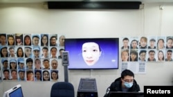 北京漢王科技的工程師正在研發可以識別戴著口罩的人的人臉識別技術。（2020年3月6日）