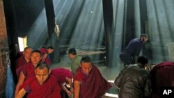 Monks gather to pray at the Labrang monastery before the Tibetan New Year in Xiahe county, Gansu Province, China, February 21, 2012. 