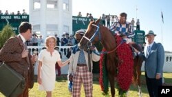 (L-R) Diane Lane, Nelsan Ellis, Otto Thorwarth, John Malkovich in a scene from "Secretariat"