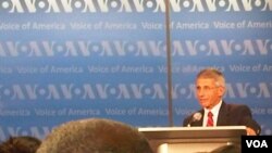 El doctor Anthony Fauci respondió preguntas de los participantes en el auditorio de la Voz de América en Washington.