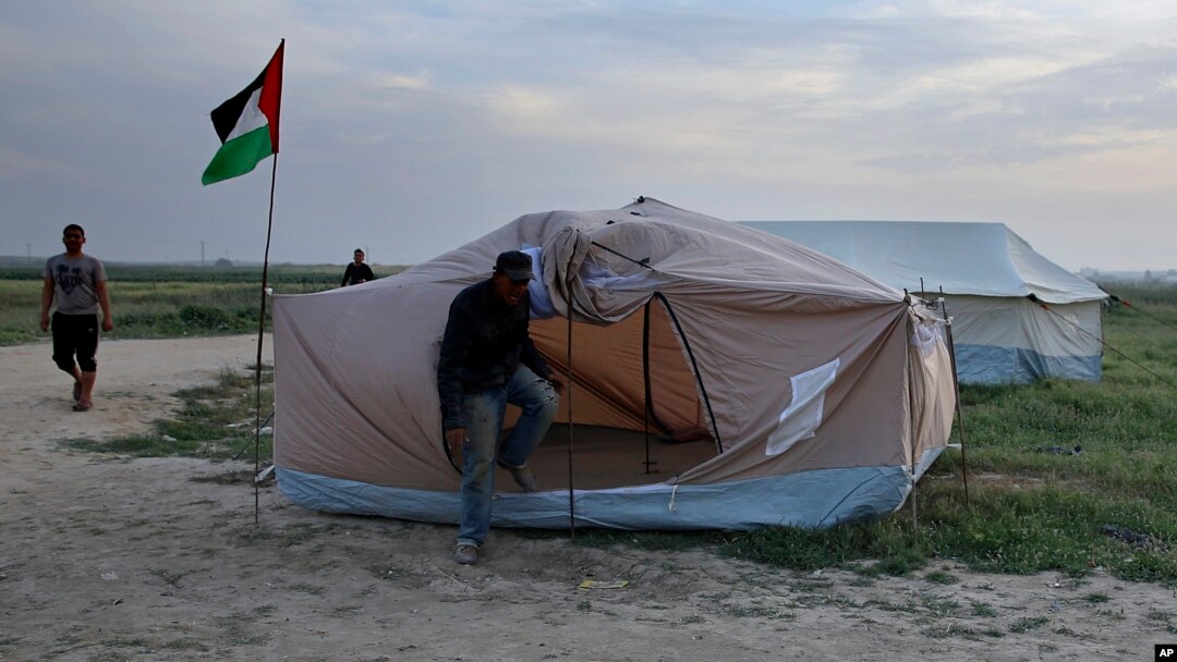 Warga Palestina mendirikan tenda-tenda sebagai persiapan unjuk rasa massal di sepanjang perbatasan Jalur Gaza dengan Israel, di timur Kota Gaza, 27 Maret 2018.