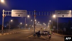 Des véhicules circulent au centre de Niamey, Niger, 11 mars 2016. 