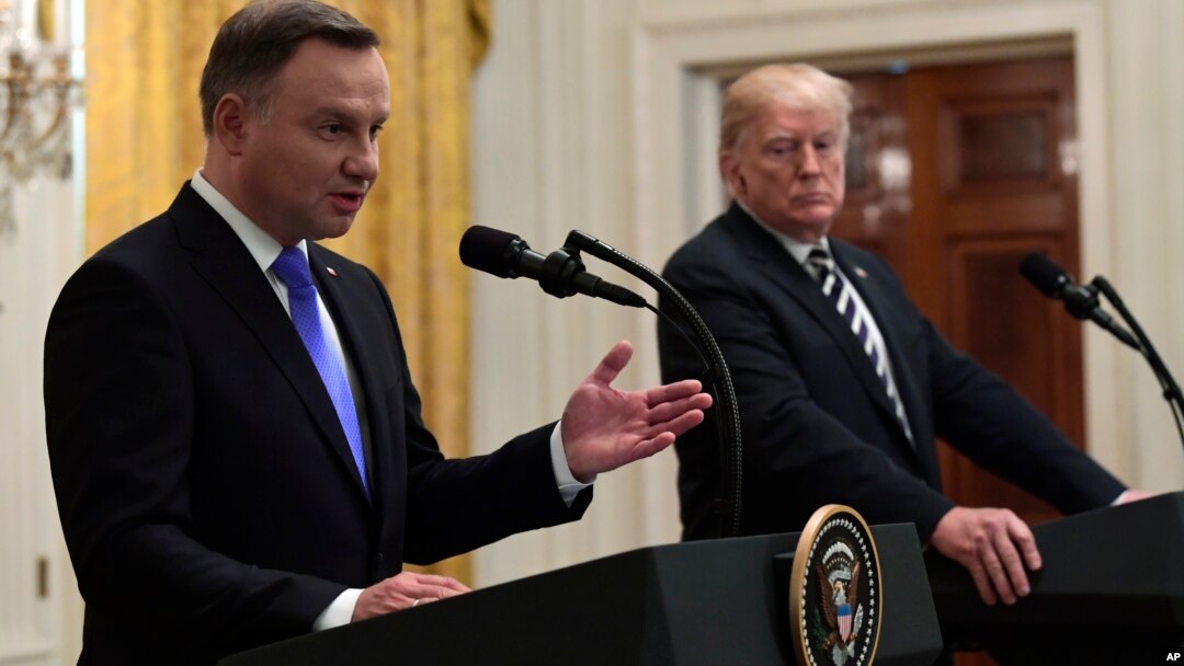 Presiden Donald Trump (kanan) menyimak saat Presiden Polandia Andrzej Duda (kiri) berbicara dalam konferensi pers bersama di East Room, Gedung Putih, di Washington, 18 September 2018.