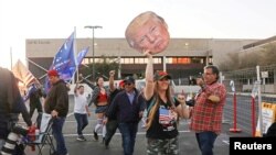 ARCHIVO - Un grupo de seguidores del entonces presidente Donald Trump le expresan su apoyo en Phoenix, EEUU, en noviembre de 2020.