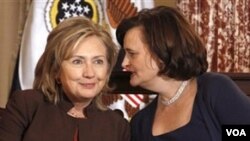 Menlu AS Hillary Rodham Clinton (kiri) dan Cherie Blair pada saat peluncuran "mWomen Program" di kantor Departemen Luar Negeri AS di Washington, DC hari ini.