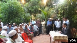 Opposition leader Sam Rainsy welcomed over a hundred Muslim Cambodians at his house in Phnom Penh to observe the end today's Ramandan fasting, July 5, 2015. (Ser Sayana/VOA Khmer)