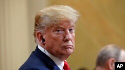 Le président américain Donald Trump, à la gauche, regarde le président russe Vladimir Poutine au cours de la conférence de presse conjointe au palais présidentiel d'Helsinki, en Finlande, lundi 16 juillet 2018. (Photo AP / Pablo Martinez Monsivais)