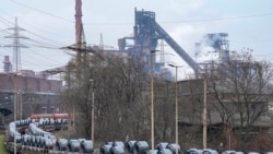 Kumpulan baja siap diangkut dengan kereta di pabrik baja Thyssenkrupp di Duisburg, Jerman, pada 4 Februari 2025. (Foto: AP/Martin Meissner)