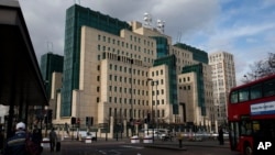 Gedung MI6 di London, 5 Maret 2015. Dinas Intelijen China mengatakan pada Senin (8/1) bahwa kepala sebuah lembaga konsultan asing ditemukan menjadi mata-mata badan intelijen Inggris MI6. (Foto: AP/Matt Dunham)