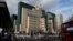 Gedung MI6 di London, 5 Maret 2015. Dinas Intelijen China mengatakan pada Senin (8/1) bahwa kepala sebuah lembaga konsultan asing ditemukan menjadi mata-mata badan intelijen Inggris MI6. (Foto: AP/Matt Dunham)
