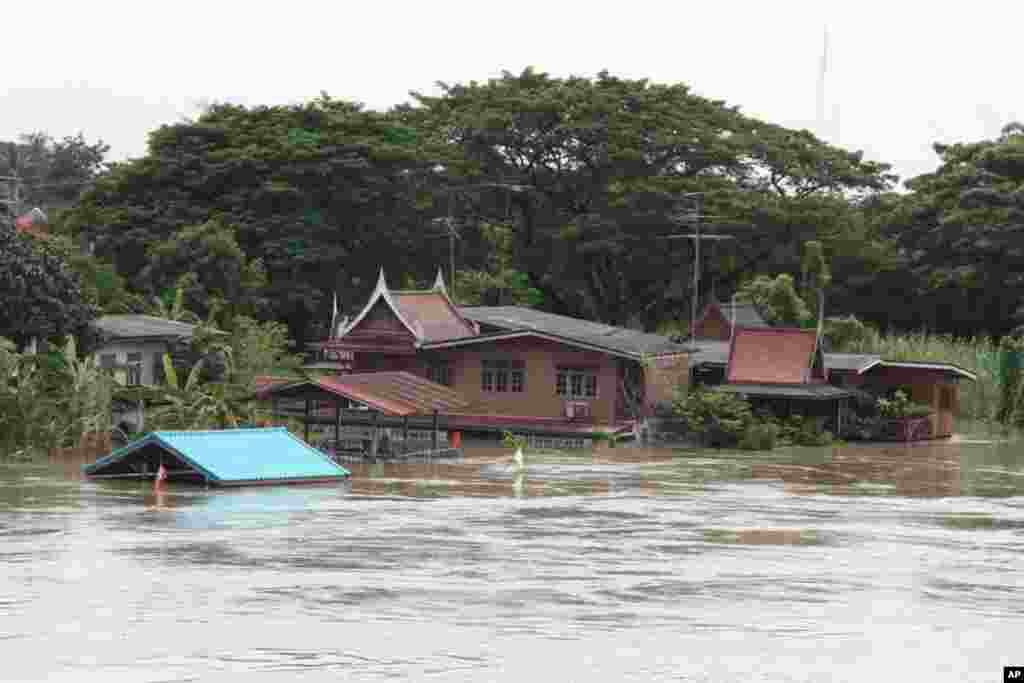 A flooded home along the river, Ayutthaya, Thailand, October 6, 2011. (VOA - D. Schearf)