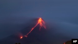 Lahar panas terus mengalir menuruni lereng gunung Mayon seperti yang terlihat dari kota Legazpi, provinsi Albay, sekitar 340 kilometer tenggara Manila, Filipina, Selasa, 16 Januari 2018. (Foto: dok).