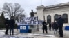 Nicaragüenses protestan en la sede de la Organización de Estados Americanos (OEA) en Washington D.C. en contra del gobierno del presidente Daniel Ortega. 