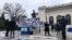 Nicaragüenses protestan en la sede de la Organización de Estados Americanos (OEA) en Washington D.C. en contra del gobierno del presidente Daniel Ortega. 