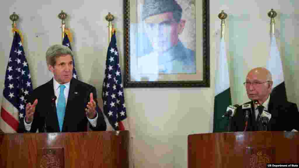 &nbsp;وزیراعظم کے مشیر برائے قومی سلامتی اور خارجہ امور سرتاج عزیز اور وزیرِ خارجہ جان کیری مشترکہ پریس کانفرس کر رہے ہیں۔