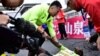 南宁马拉松比赛非洲选手被拉倒地（推特截屏）