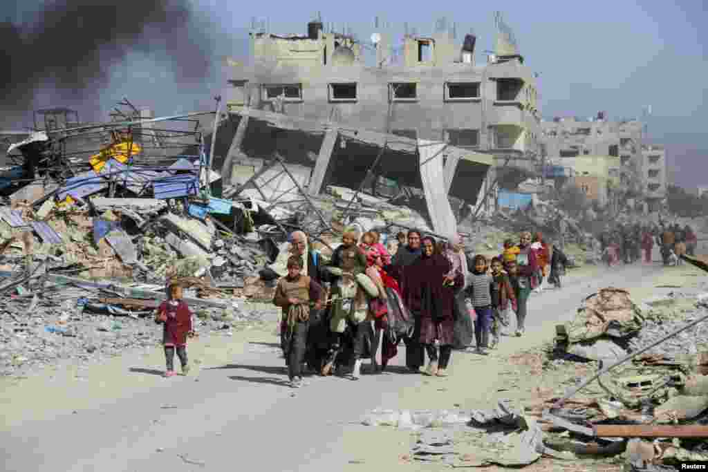 Displaced Palestinians make their way after fleeing the northern part of Gaza amid an Israeli military operation, in Gaza City.