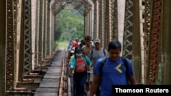 Un grupo de migrantes de Honduras camina por la vía del tren rumbo a Estados Unidos en Huimanguillo. [Foto de archivo]