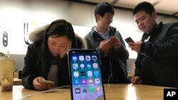 Çin’de kamu personelinin iPhone kullanmasının yasaklanması ABD şirketlerinin Çin’le yaşanan gerilimden etkileneceğine ilişkin kaygıları arttırdı. Pekin’in iPhone yasağı Apple’ın hisselerinde düşüşe yol açtı.