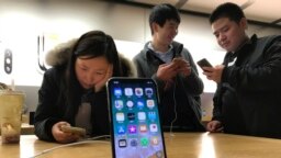 Çin’de kamu personelinin iPhone kullanmasının yasaklanması ABD şirketlerinin Çin’le yaşanan gerilimden etkileneceğine ilişkin kaygıları arttırdı. Pekin’in iPhone yasağı Apple’ın hisselerinde düşüşe yol açtı.